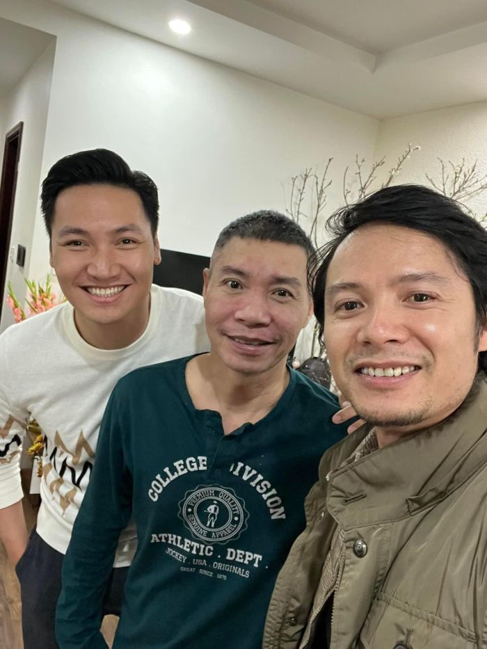 Diễn viên Mạnh Trường tới thăm đàn anh. 