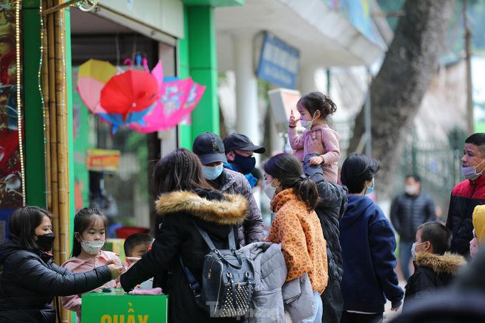 Quầy bán vé trò chơi trong công viên lúc nào cũng chật kín người xếp hàng mua vé.