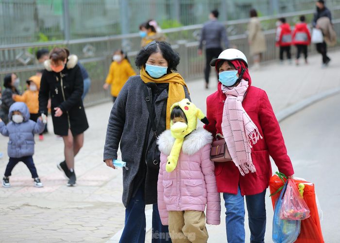Nhiệt độ ngoài trời hôm nay ghi nhận xuống khá thấp, các gia đình đều trang bị áo ấm mũ và và găng tay khi đi tham quan trong công viên.