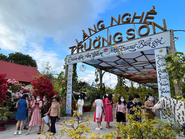 Du khách chơi Xuân tại Làng nghề Trường Sơn - Nha Trang. Ảnh C.H