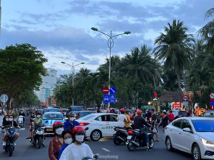 Đường phố Nha Trang đông nghịt xe cộ. Ảnh C.H