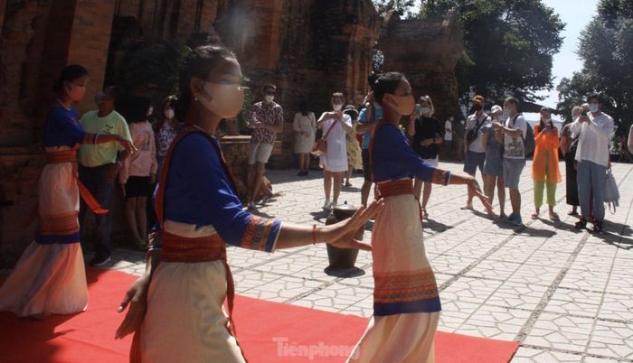 Du khách xem múa Chăm tại Tháp Bà Ponagar. Ảnh C.H