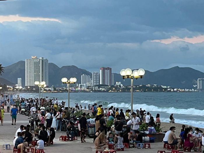 Bãi biển Nha Trang đông nghịt người dân và du khách vui chơi, tắm biển. Ảnh C.H