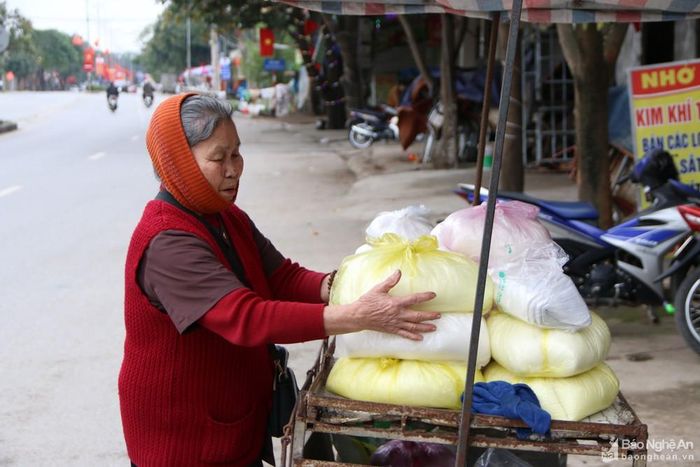 Nhiều người còn nhập cả tấn muối về rồi chia nhỏ thành từng gói có trọng lượng 1-2kg bán cho khách hàng. Ảnh: Tiến Đông