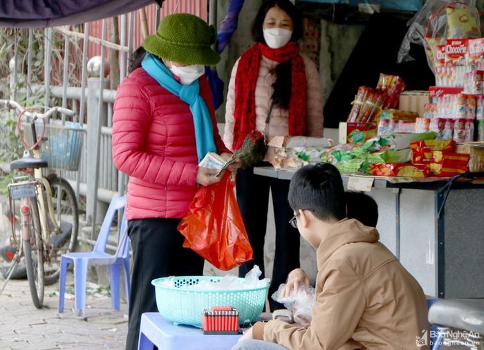 Muối, bật lửa gas được bày bán dọc các trục đường lớn, ở khu vực các đền, chùa và nơi có nhiều người đi du Xuân. Ảnh: Tiến Đông