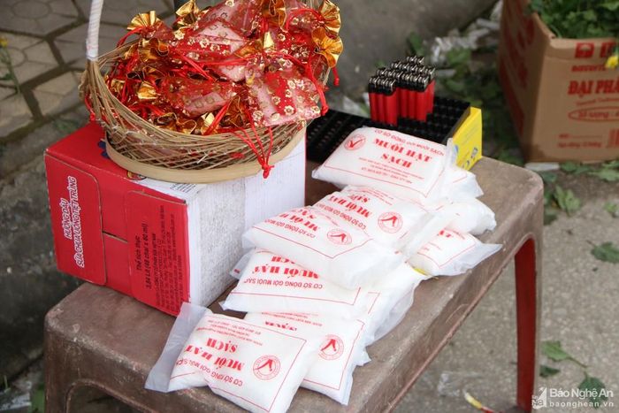 Ngoài những gói muối trang trí, các loại muối đóng bao sẵn cũng được bày bán nhiều. Ảnh: Tiến Đông