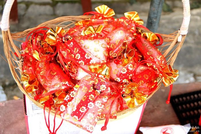 Nhiều gói muối trang trí được bọc sẵn trong những túi nhỏ kèm chiếc bật lửa được bán với giá 10.000 đồng. Ảnh: Tiến Đông
