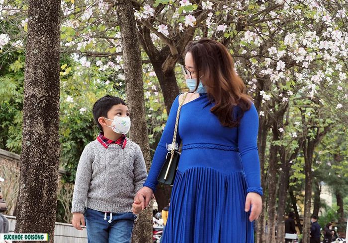 "Mọi năm gia đình mình đều về quê nội ở huyện Hoài Đức đi chúc tết ông bà, năm nay do tình hình dịch COVID-19 nên vợ chồng mình ở lại Thủ đô. Hôm nay cả nhà đi du xuân thấy hoa ban nở đẹp lại vắng người nên gia đình mình ghé qua để lưu lại những khoảnh khắc bên nhau" năm mới - chị H. Vân chia sẻ.