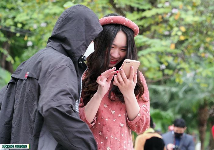 Nhiều bạn trẻ tranh thủ khoảng thời gian ngắn ngủi của hoa ban nở để chụp ảnh, lưu giữ những khoảnh khắc đẹp.