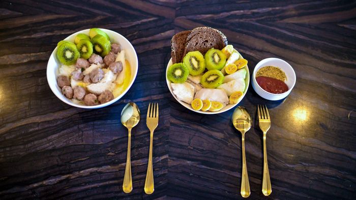 Chúng tôi chỉ ăn những món đơn giản, không cầu kỳ nhưng được tính toán kỹ để đủ chất dinh dưỡng. Bữa ăn của tôi thường chỉ có thịt và thêm một món rau luộc, trái cây. Mỗi ngày đều lặp lại như vậy nên khá thoải mái khi không phải suy nghĩ xem hôm nay ăn gì.