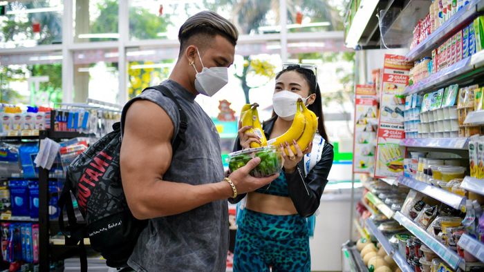 Nhật chuyển vào sống cùng tôi từ cuối tháng 3/2020, thời điểm TP.HCM bị phong tỏa vì dịch bùng phát. Trong nhà tôi còn có ba, mẹ và chị gái sống chung. Ai cũng yêu quý và xem Nhật như thành viên của gia đình nên cô ấy rất thoải mái. Từ khi Nhật về đây, thay đổi lớn nhất trong nhà có lẽ là có thêm nhiều tủ quần áo và giày vì bạn gái tôi rất mê mua sắm.