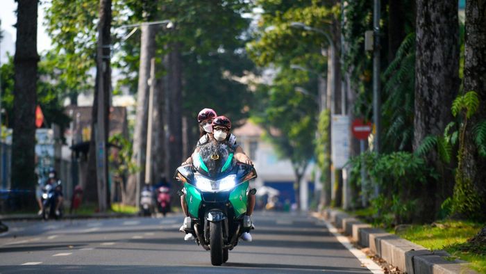 Những ngày không có nhiều lịch trình, tôi và bạn gái thường cùng chạy xe khắp Sài Gòn, ngắm nhìn đường phố và ăn những món cả hai yêu thích.