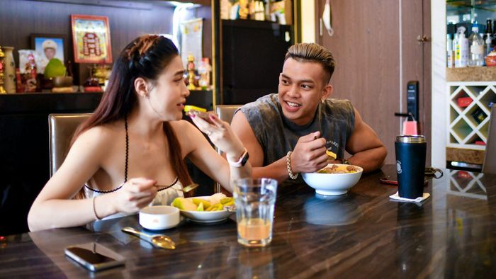 Bạn gái tôi duy trì lối ăn uống khoa học để giữ vóc dáng mảnh mai. Những khi muốn cải thiện về phần nào đó, ví dụ như giảm mỡ bụng, tăng vòng 3, Nhật sẽ nhờ tôi lên chế độ tập và dinh dưỡng cụ thể.