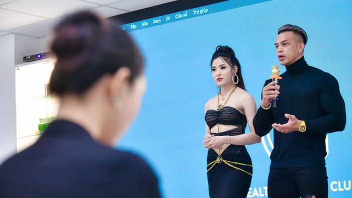 Ngoài huấn luyện và thi đấu, chúng tôi còn thường xuyên tham gia các sự kiện của team, công ty hay nhãn hàng. Càng về cuối năm, hai đứa càng bận rộn vì liên tục có các buổi chụp hình, gặp mặt hội nhóm.
