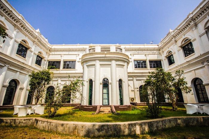 Cung điện Belgadia hơn 200 năm tuổi trước và sau khi được cải tạo thành khách sạn. Ảnh: The Belgadia Palace, Shoestring Travel.