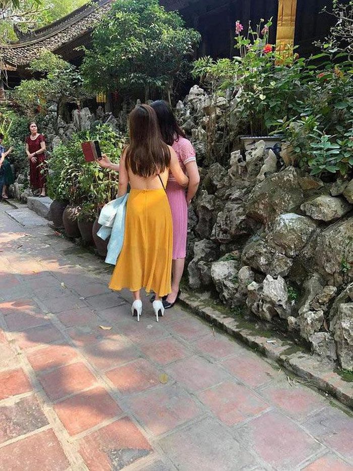 Không chỉ xuất hiện trên phố, thời trang lưng trần phản cảm còn tới những nơi linh thiêng, yêu cầu ăn mặc nghiêm trang như chùa, đền...
