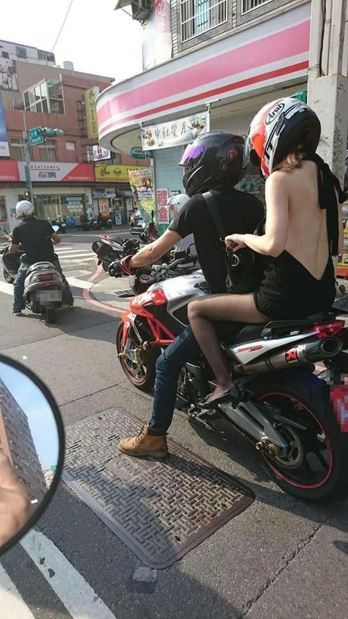Cô gái này diện váy đen ở phần thân dưới nhưng phần phía trên hở toác hoác, chỉ chừa lại 2 cọng dây yếm.