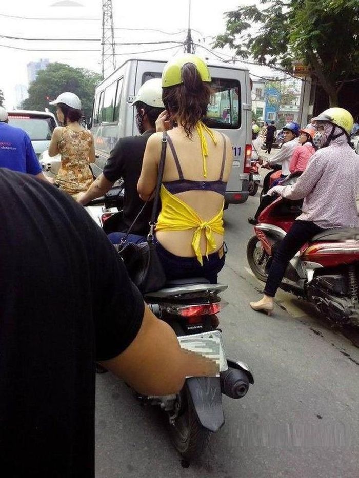 Cách buộc áo của cô gái trên từng khiến nhiều người liên tưởng tới phong cách bịt mặt của đạo chích trong truyện tranh Doraemon.