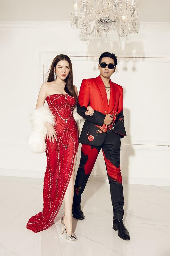 Váy cúp ngực, xẻ vạt tôn chân dài, vai trần sexy cho Lý Nhã Kỳ khi sánh đôi rapper nổi tiếng.
