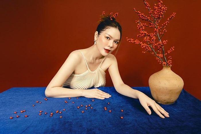 Bộ ảnh do stylist Trang Nhẹ Nhàng, chuyên gia trang điểm và làm tóc Quân Nguyễn, Pu Lê, làm móng Kelly Pang, ánh sáng Nguyen Duy, các nhà thiết kế Nguyễn Minh Tuấn, Nguyen Tung Chinh, Linh Phung, Trần An Vi, Cici, Elpis, White Plan by Ha Thanh Viet, phụ kiện XT By Nguyen Doan Yen Xuan và các trợ lý Tấm, Vân Anh, Bee hỗ trợ thực hiện.