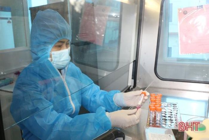 Xét nghiệm COVID-19 tại CDC Hà Tĩnh.