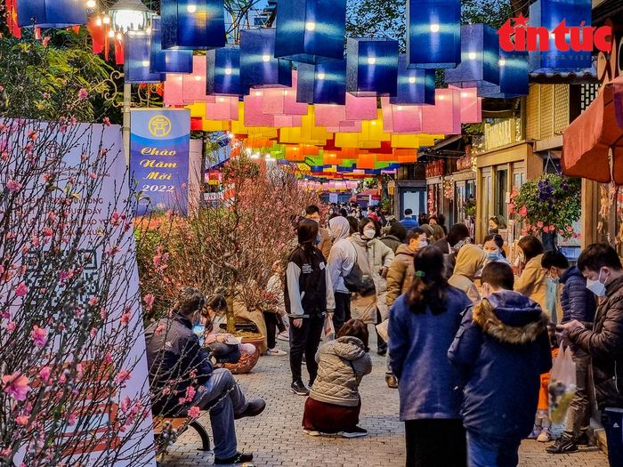 Trong đêm, phố sách lung linh huyền ảo bởi ánh sáng từ hàng trăm chiếc đèn lồng.