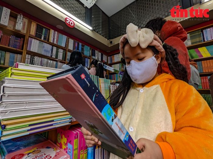 Nhiều bạn nhỏ say mê đọc ngấu nghiến tại chỗ những quyển truyện dành cho trẻ em.