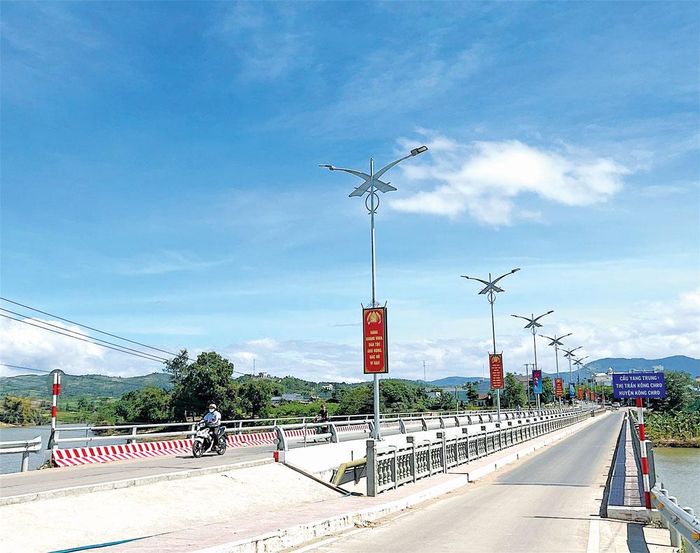 Cầu Yang Trung-đoạn dẫn vào trung tâm thị trấn Kông Chro. Ảnh: Hồng Thi