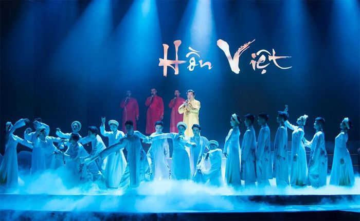 Giữ gìn văn hóa dân tộc, tiếp thu tinh hoa nhân loại để vừa có bản sắc riêng, vừa có sự tiến bộ