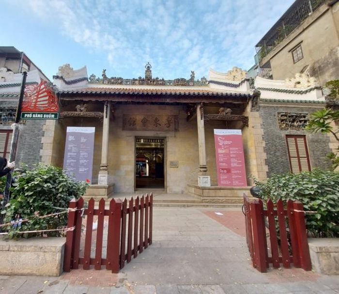 Biển phố được dựng ở ranh giới tiếp giáp trong khuôn viên di sản Hội Quán Quảng Đông (22 - Hàng Buồm)