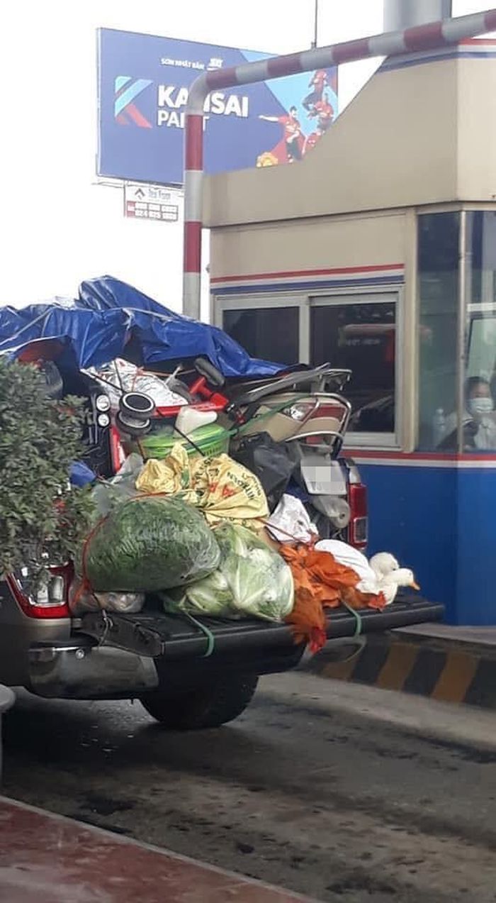 Trên mạng xã hội, rất nhiều người đã khoe nhau những chiếc vali chất đầy bánh kẹo, nước ngọt do bố mẹ gói ghém cho sau Tết.