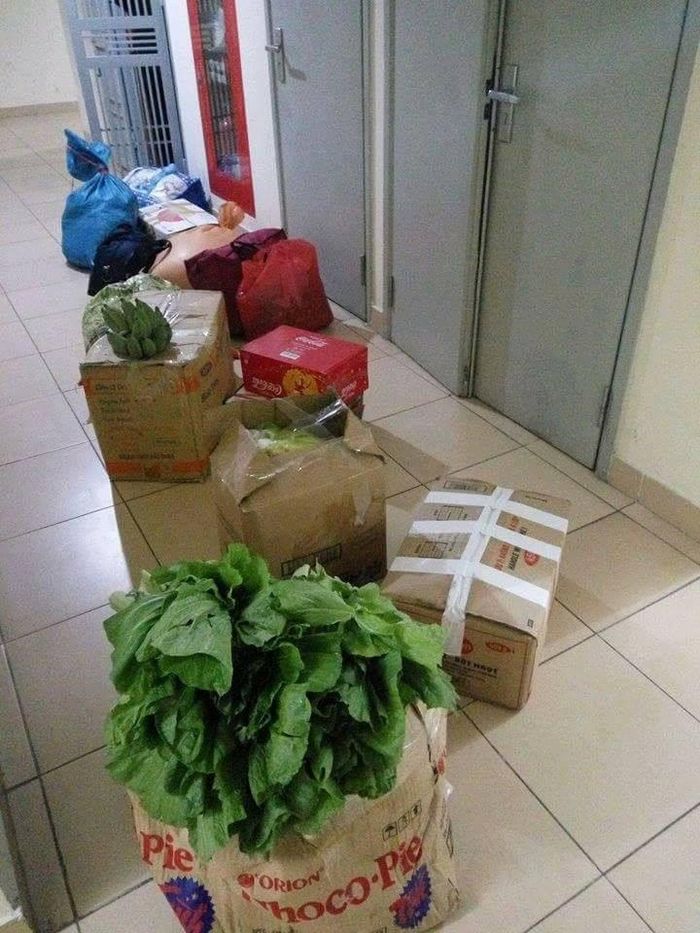Một sinh viên khoe "núi thực phẩm" mà ông bà ở quê bắt anh chàng phải mang theo.