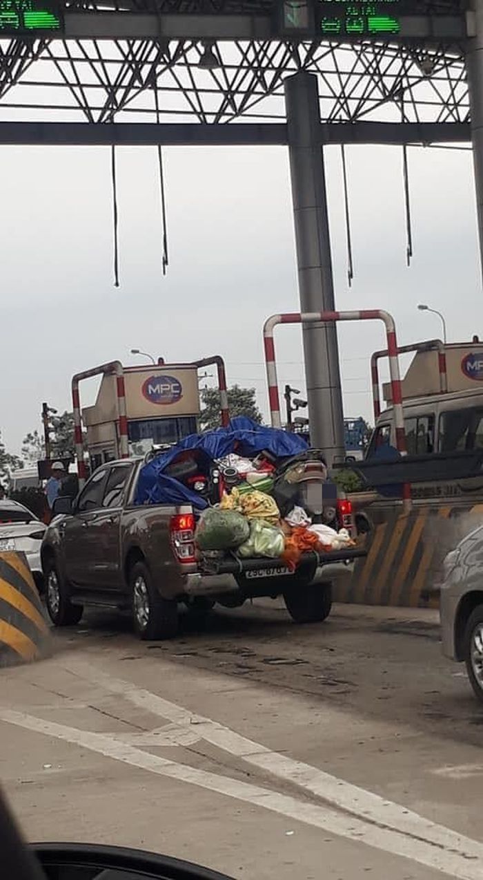 Nếu như khi về quê chuẩn bị đón Tết thì "tay xách nách mang" bao nhiêu là quà cáp, lúc ra đi mọi người lại cũng nặng trĩu những quà bánh, thức ăn mang từ nhà.