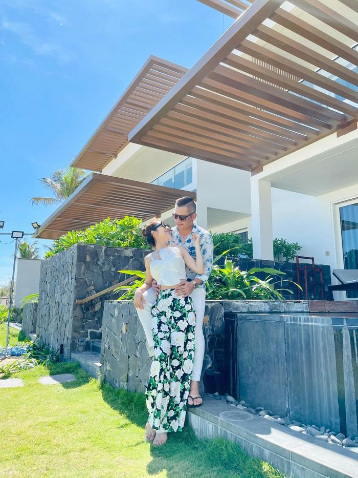 Jennifer Phạm từng chia sẻ, hạnh phúc đơn giản chỉ là nắm tay người bạn đời của mình kiên quyết đi trên con đường mình đã chọn.