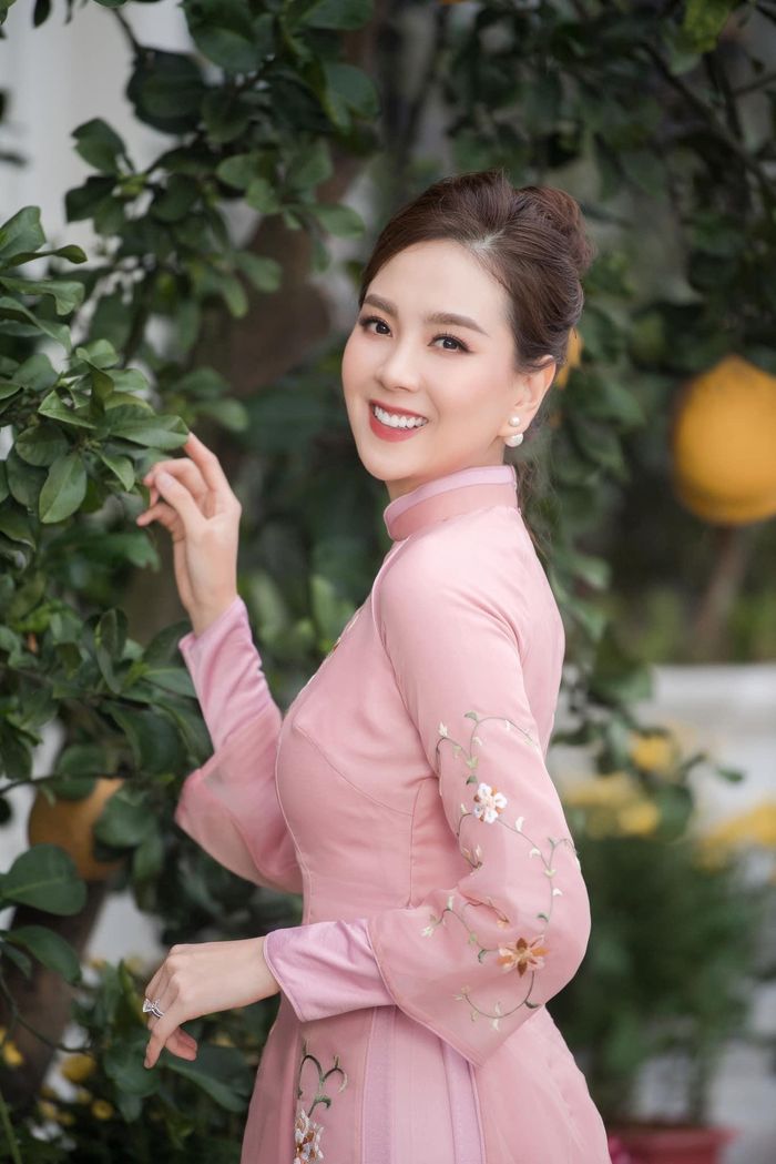 Để có được vòng eo nhỏ nhắn này không phải dễ, Mai Ngọc vừa có kế hoạch ăn uống vừa chịu khó tập luyện thường xuyên kể cả dịp Tết hay trời lạnh như cắt.
