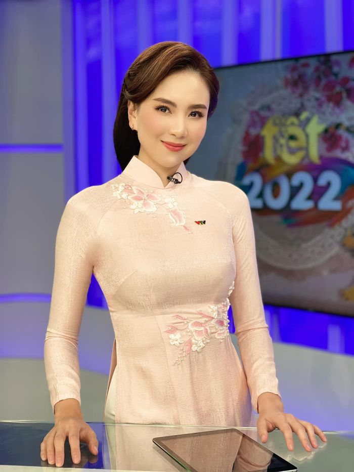 Vóc dáng thanh mảnh, săn chắc không chút mỡ thừa cùng vòng eo nhỏ nhắn đã giúp MC Mai Ngọc diện áo dài vừa như in, vóc dáng tôn lên cực kì xinh đẹp.