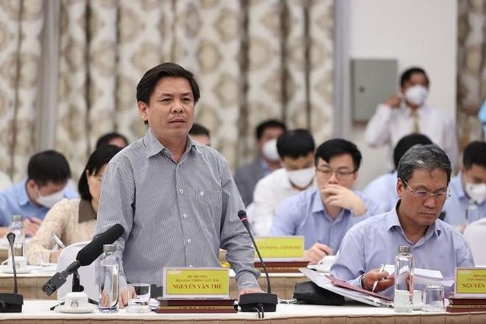 Bộ trưởng Bộ Giao thông Vận tải Nguyễn Văn Thể báo cáo tiến độ dự án. (Ảnh: Dương Giang/TTXVN)