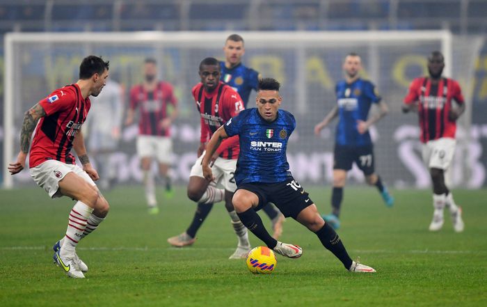  Lautaro Martinez chơi tròn vai trận này khi đảm bảo ổn định vai trò cầu thủ tấn công kết nối các tuyến. Lối đá xông xáo của chân sút người Argentina giúp Inter tạo ra sức ép đồng bộ lên Milan. Nếu Dumfries không dứt điểm hỏng ăn ở cự ly chỉ 8 m, Martinez đã có một kiến tạo ở trận này. 