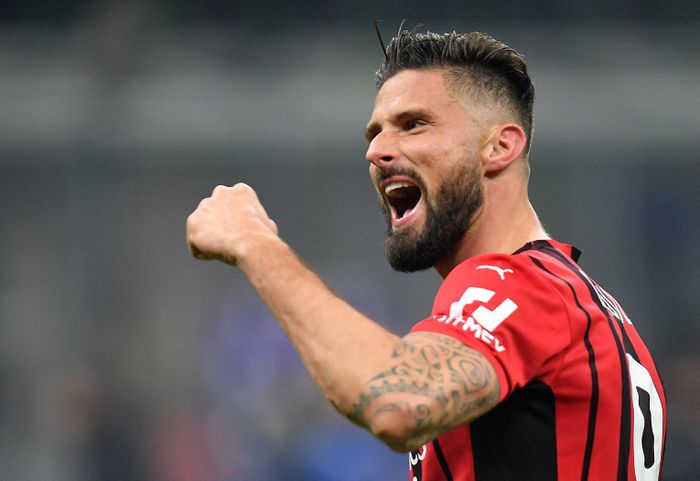  Chỉ 3 phút sau, Giroud hoàn tất màn ngược dòng khó tin cho Milan với pha xử lý loại bỏ hoàn toán Stefan de Vrij trước khi tung cú đá chân trái làm bó tay Samir Handanovic. Hai bàn trong thời gian quá ngắn của Giroud khiến Inter Milan choáng váng. 