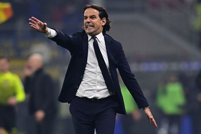  Bước ngoặt của trận đấu đến ở hiệp 2 khi HLV Simone Inzaghi bất ngờ rút các cầu thủ chơi tốt là Martinez và Perisic rời sân. Alexis Sanchez và Federico Dimarco được lựa chọn để thay thế. Inter lập tức chơi trùng xuống và đánh mất thế trận vào tay Milan. 