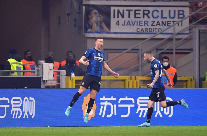  Phút 38, Inter vươn lên dẫn trước với pha lập công của Perisic sau đường phạt góc của Hakan Calhanoglu. Cầu thủ người Croatia tiếp tục thể hiện độ mắn với mành lưới Milan khi đây đã là bàn thứ 7 của anh vào lưới Milan kể từ khi chuyển sang khoác áo Inter. 