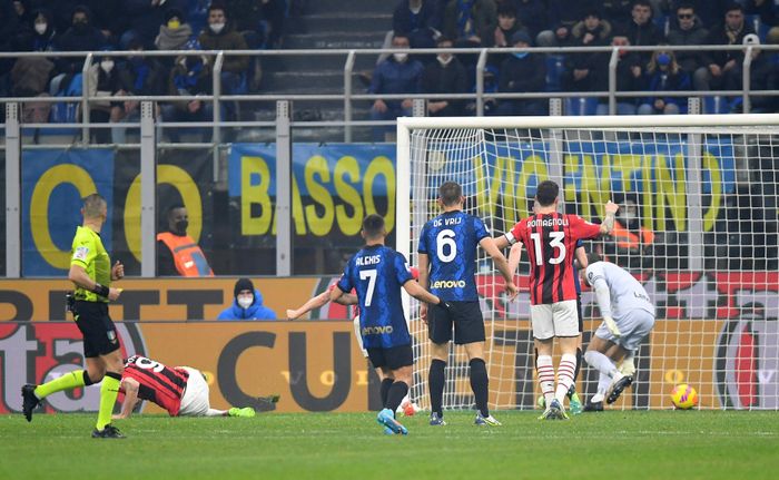  Phút 75, Sanchez để mất bóng giữa sân. Milan lập tức trừng phạt sai lầm này bằng bàn thắng do công của Giroud. Tiền đạo người Pháp tận dụng cực nhanh cơ hội từ cú đá đập người đối phương của Brahim Diaz. 