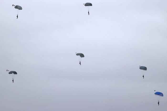  Trước hoạt động quân sự của Nga ở Belarus, các quốc gia Baltic láng giềng bày tỏ sự phản đối quyết liệt. “Việc Nga triển khai quân đội ở Belarus cho cái gọi là các cuộc tập trận, là mối lo ngại lớn. Chúng ta phải sẵn sàng phản ứng ở cấp Liên minh châu Âu”, Thủ tướng Litva Ingrida Simonyte tuyên bố hôm 4/2. 