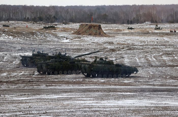  Trước đó, NATO cho biết Nga đang điều khoảng 30.000 quân đến Belarus. “Đây là đợt triển khai lớn nhất của Nga ở đó kể từ sau Chiến tranh Lạnh”, Tổng thư ký NATO Jens Stoltenberg nhận định. Ông cũng nói thêm rằng đợt triển khai dự kiến bao gồm cả lực lượng tác chiến đặc biệt Spetsnaz, máy bay chiến đấu SU-35, hệ thống phòng không S-400 và tên lửa Iskander có khả năng mang đầu đạn hạt nhân. 