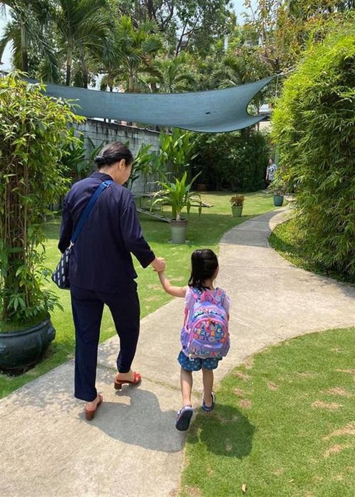 Bà Thanh Thủy cưng chiều con gái của Thu Thảo. Ảnh: FBNV