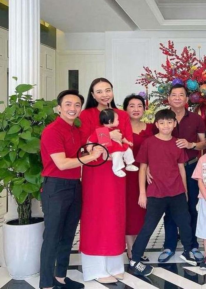 Mẹ chồng của Đàm Thu Trang không ít lần xuất hiện bên con dâu. Ảnh: FBNV