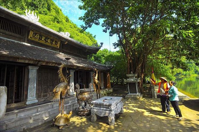 Du khách tham quan đền Trình trong quần thể danh thắng Tràng An.