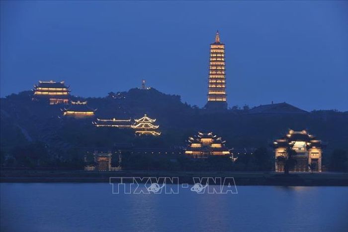 Chùa Bái Đính thuộc Khu du lịch sinh thái Tràng An, là một quần thể chùa lớn có diện tích 539 ha.