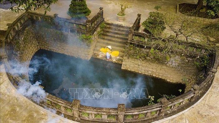 Hồ bán nguyệt mang nét cổ kính nằm trong khuôn viên chùa Thiên Tôn (khu di tích lịch sử văn hóa cố đô Hoa Lư).