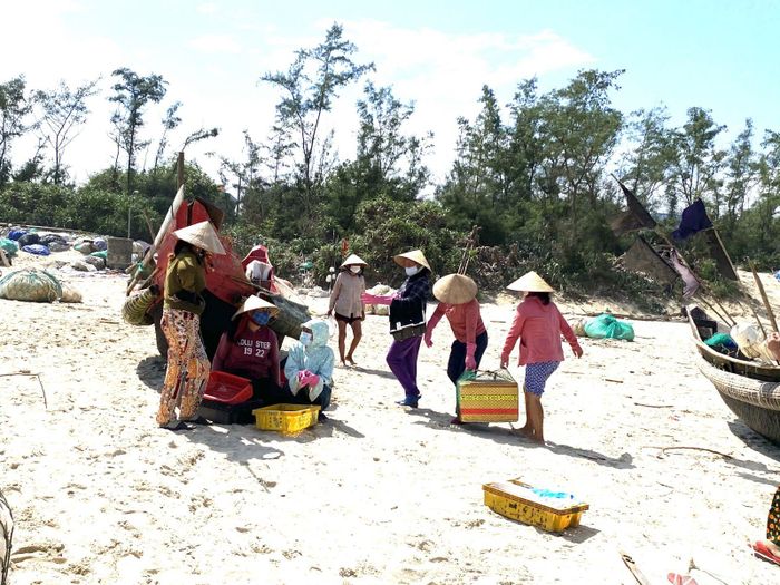 Bãi biển tấp nập người bán kẻ mua